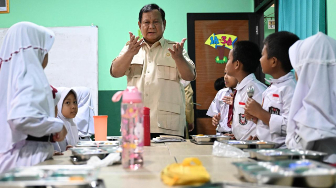 El presidente indonesio, Prabowo Sudiano Sdn Kedun Jaya 1, Boggor City (Oficina de Foto de la Secretaría de la Oficina de Prensa del MBG) revisó el programa MBG