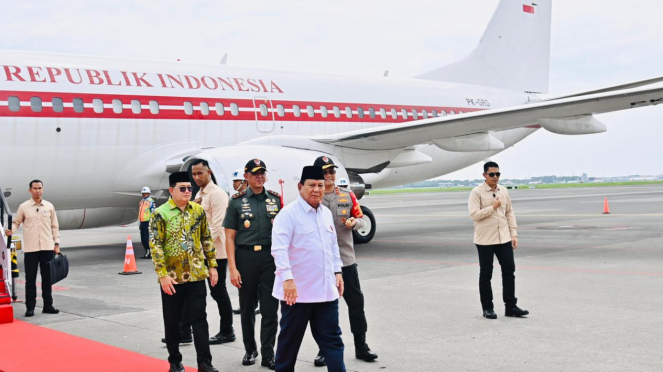 Meresmikan Pembucaan Presiden Ri Prabowo Subianto Tiba Di Surabaya UNTUK MERESMIKAN KONGRES KE -XVIII Muslimat Nahdlatul Ulama (NU) (Sumber Foto: Rachev - Biro Pers Sekretariat Presiden) (Sumber: BIRDY RACHEV - BIRO PERS SEKRETARIAT Presiden) (Sumber: Laily Rachev - Biro Pers Sekretariat Presiden))