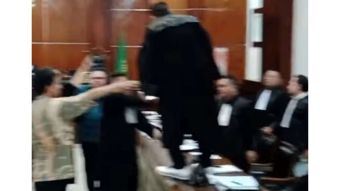 Pengacara Firdaus Oibowo Injak Meja Persidangan PN Jakarta Utara