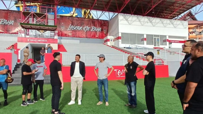 Asisten pelatih Timnas Indonesia, Denny Landzaat dan Alex Pastoor