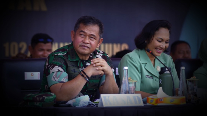 Militar VIA: TNI General Maruli Simmanjunk y su esposa.