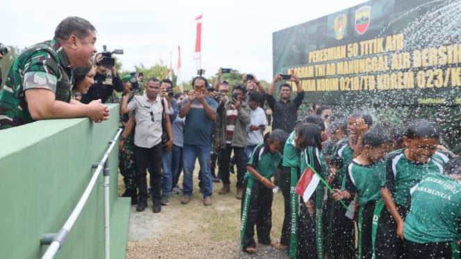 VIVA Militer: jenderal TNI Maruli Simanjuntak dan istri.