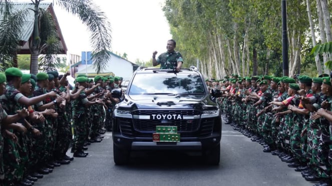 VIVA Militer: jenderal TNI Maruli Simanjuntak dan istri.