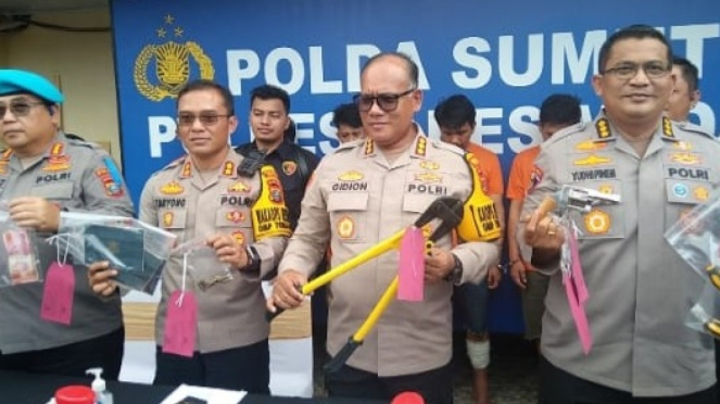 Jefe de Relaciones Públicas de Relaciones Públicas de la Policía Regional de Sumatra North Sumatra, encuesta de combus. Yudhi Surya Pinem durante una conferencia de prensa para la lujosa casa de Désirdang.