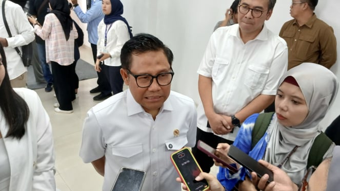 Menteri Koordinator Bidang Pemberdayaan Masyarakat, Muhaimin Iskandar di Puskesmas Ciater, Tangerang Selatan