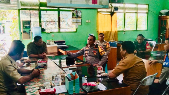 Kapolsek Somba Opu AKP Hambali menyambangi sekolah