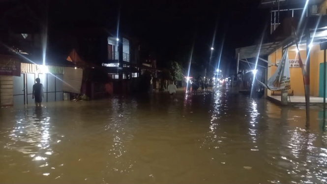 Luapan Sungai Usai Hujan Deras, 5 Kelurahan Terendam Banjir di Taliwang Sumbawa Barat