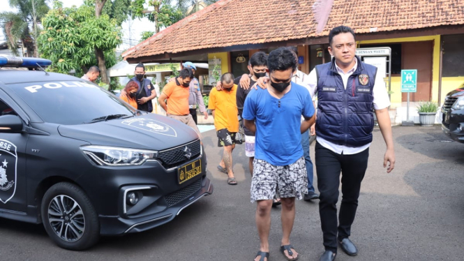 pasutri tersebut membeli motor curian dari komplotannya dengan harga Rp2,8 juta per unit.