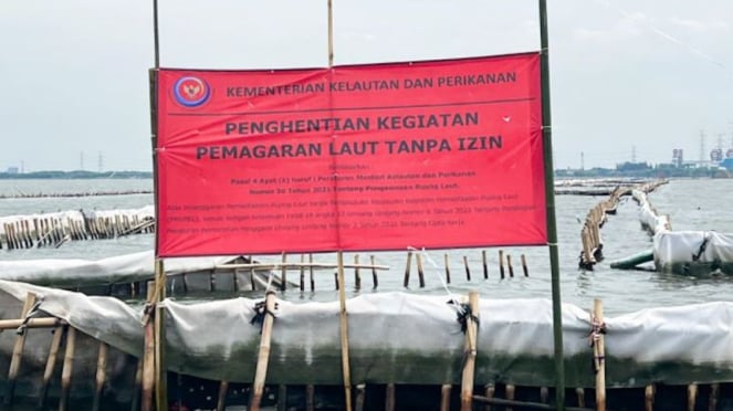 Spanduk Kementerian KKP Menghentikan Kegiatan Di Pagar Laut Perairan Bekasi