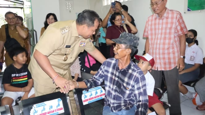 Pj.Gubernur Bali SM Mahendra Jaya menyapa masyarakat di Puskesmas I Denpasar yang memerikasakan kesehatanya di CKG saat ulang tahun