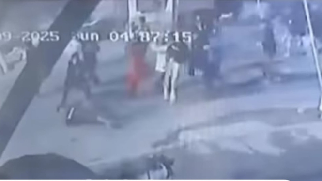 Peristiwa tawuran di Penjaringan terjadi sekitar pukul 04.30 WIB ini terekam kamera CCTV.