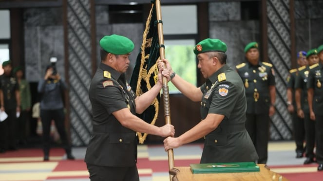 軍事ビバ：知事アクミルの地位の引き渡し