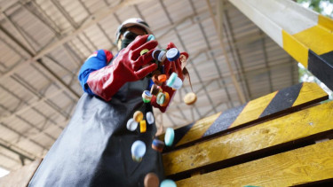 Pengelolaan plastik daur Ulang MIND ID Group.
