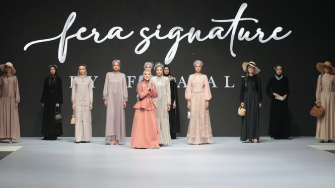 Koleksi Gaun Bertema Warna Hati Curi Perhatian di Indonesia Fashion Aesthetics 2025