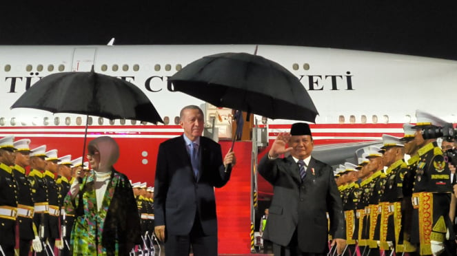 Momen Presiden Turkiye Recep Tayyip Erdogan memayungi Presiden RI Prabowo Subianto di Lanud Halim Perdanakusuma, Jakarta Timur 