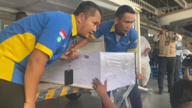 Peti jenazah korban penembakan APMM di Malaysia, asal Sumut tiba di Bandara Kualanamu International Airport, Kabupaten Deliserdang.(B.S.Putra/VIVA)