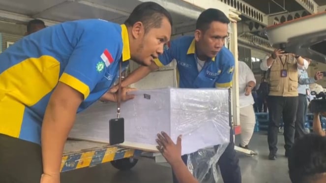 Peti jenazah korban penembakan APMM di Malaysia, asal Sumut tiba di Bandara Kualanamu International Airport, Kabupaten Deliserdang.(B.S.Putra/VIVA)