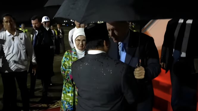 Momen Prabowo Sambut Hangat Erdogan di Halim: Assalamualaikum, How Are You?