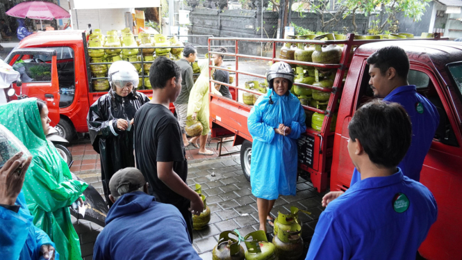 Masyarakat membeli LPG 3Kg dengan menunjukan KTP
