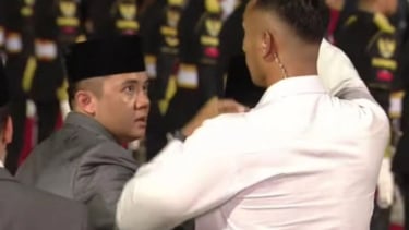 Momen Mayor Teddy Menegur Paspamres yang Payungi Presiden Prabowo