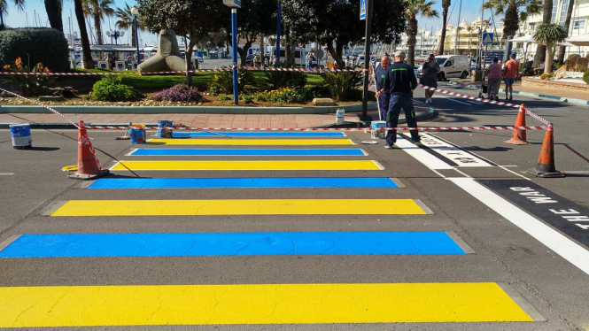 Zebra Cross berwarna biru dan kuning