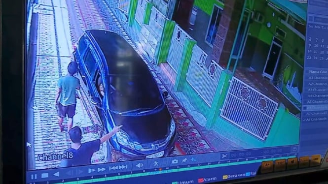 Viral, Pengendara Mobil di Palembang Lindas Sajadah di Masjid