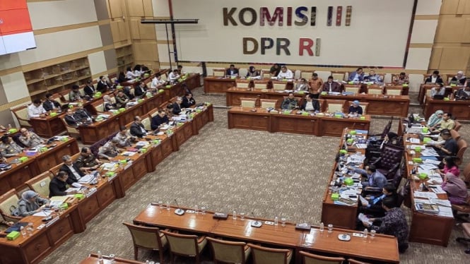 Rapat kerja Komisi III DPR RI bersama seluruh mitra kerja di kompleks parlemen