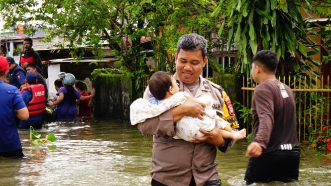 Polri Gercep Evakuasi Korban Banjir di 4 Kelurahan Kota Makassar