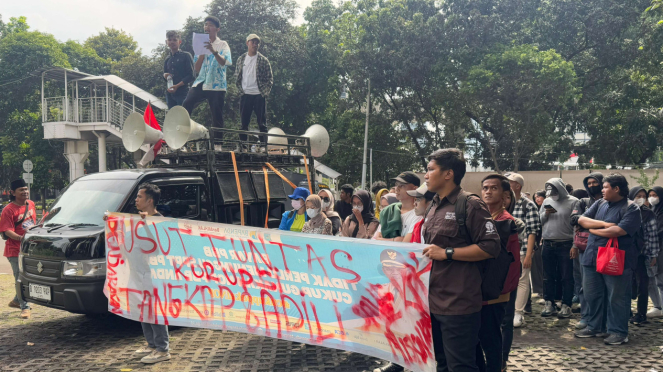 Aksi unjuk rasa di gedung KPK