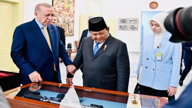 Erdogan Diberi Cinderamata Senjata Pindad dan Keris, Prabowo Dihadiahi Guci Bersejarah Turki