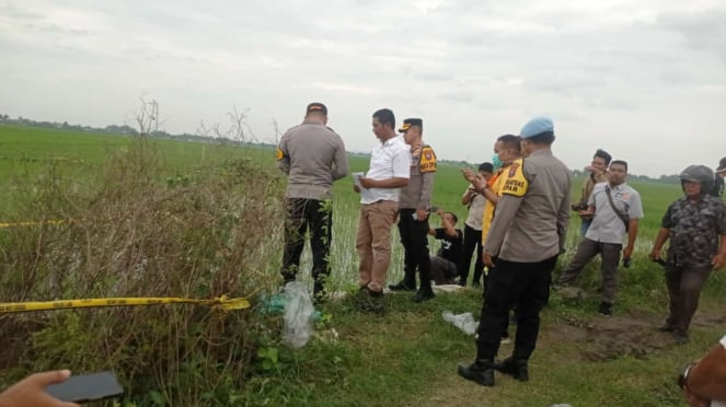 Polisi saat melakukan olah TKP penemuan mayat tanpa kepala di Jombang. 