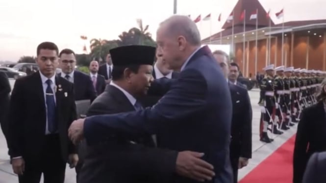 Momen Hangat Erdogan Dua Kali Peluk Prabowo usai Kunjungi Indonesia