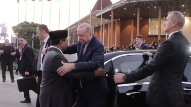 Momen Hangat Erdogan Peluk Prabowo usai Kunjungan di Indonesia