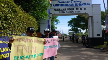 Spanduk bertuliskan terimakasih di bawa para nelayan di Tangerang