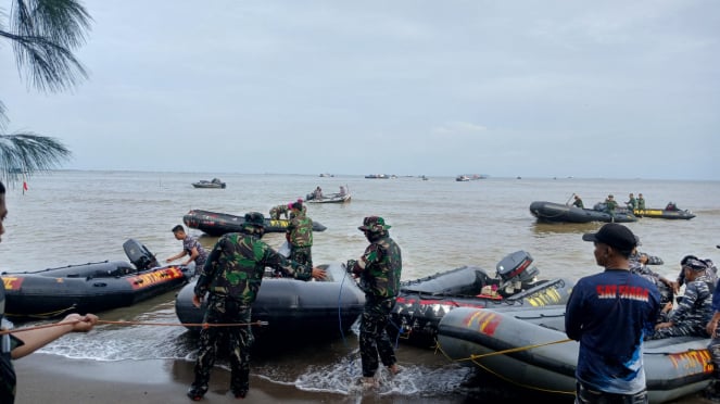 Prajurit TNI AL saat akan melakukan proses pembongkaran pagar laut di Tangerang