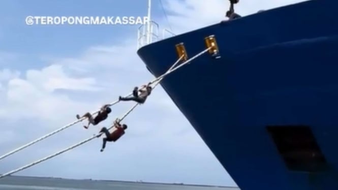 Bak Ninja Warrior, Pedagang Asongan Nekat Panjat Tali Naik ke Kapal