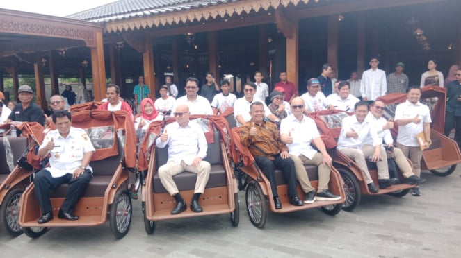 Puluhan becak listrik canggih dibagikan untuk pengayuh becak lansia di Klaten (istimewa)