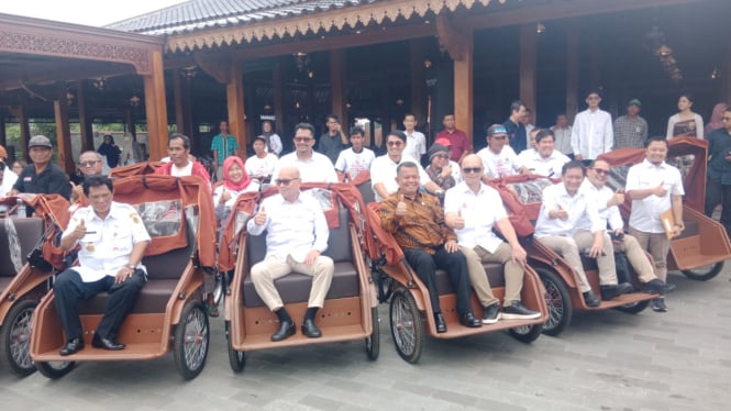 Puluhan Pengayuh Becak Lansia di Klaten Dapat Bantuan Becak Listrik, Ada Sensor dan Aplikasinya!