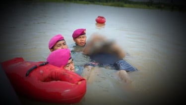  Prajurit Marinir TNI temukan korban banjir Maros