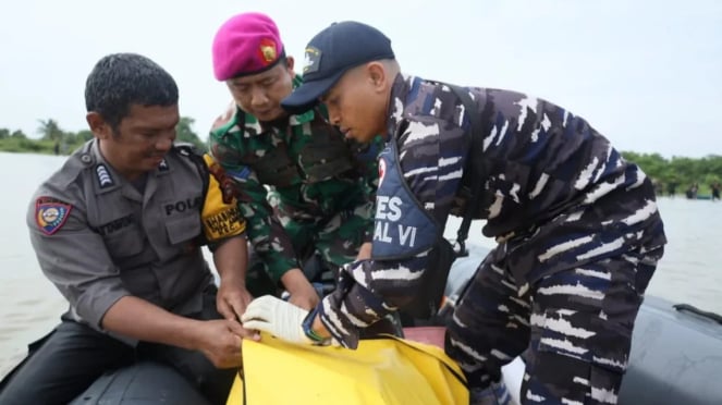 軍事ビバ：TNI海兵隊員がマロスの洪水の犠牲者を見つける