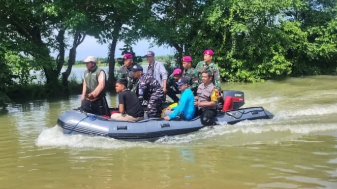 軍事ビバ：TNI海兵隊員がマロスの洪水の犠牲者を見つける