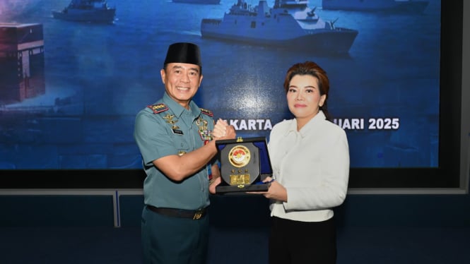 Aktif di Kegiatan Sosial, Livienne Russellia Dapat Plakat Penghargaan dari Panglima Komando Armada RI