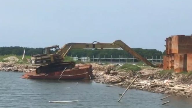 SATU ALAT BERAT JENIS EKSKAVATOR YANG DIGUNIKAN UNTUK BEMGKAR PAGAR LAUT DI PERAIRAN PALJAYA DESA SARAJAYA, KECAMATAN TARUMAJAYA, Kabupaten Bekasi Berhenti Beroperasi, Kamis.