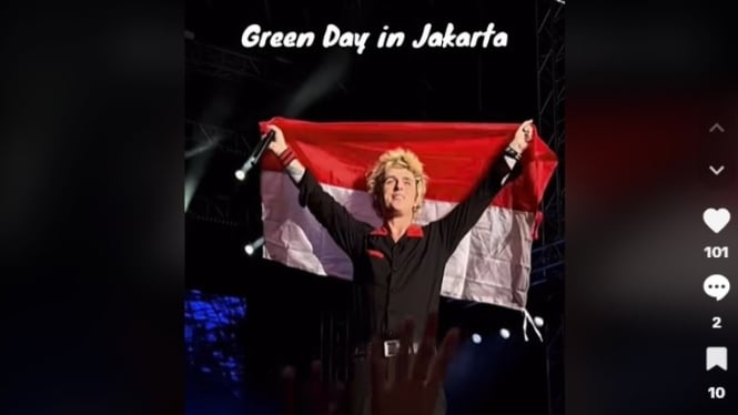 Heboh Vokalis Green Day Cium Bendera Merah Putih Saat Konser di Jakarta