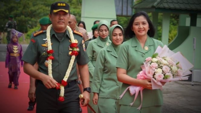VIVA Militer : Kolonel Inf Tagor Rio Pasaribu dan istri