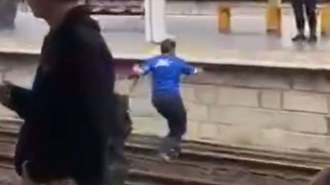 El anciano con el persa fue golpeado por los partidarios de Psiija en la estación de Jatinka