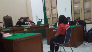Terdakwa Ratu Entok saat menjalani sidang di PN Medan.(B.S.Putra/VIVA)