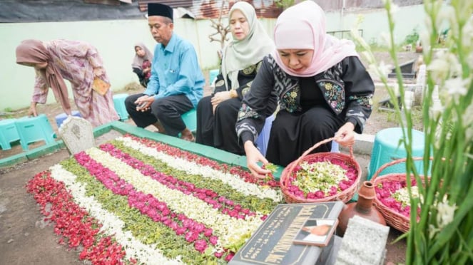 Khofifah Indar Parawansa berziarah ke makam orang tua dan suami. 