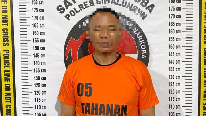 Oknum polisi, Aipda S saat diamankan Satnarkoba Polres Simalungun.