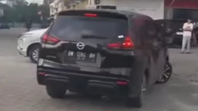 SUAMI SELINGUH KEPERGOK SAMA ISTRI PAKAI NISSAN LIVINA 